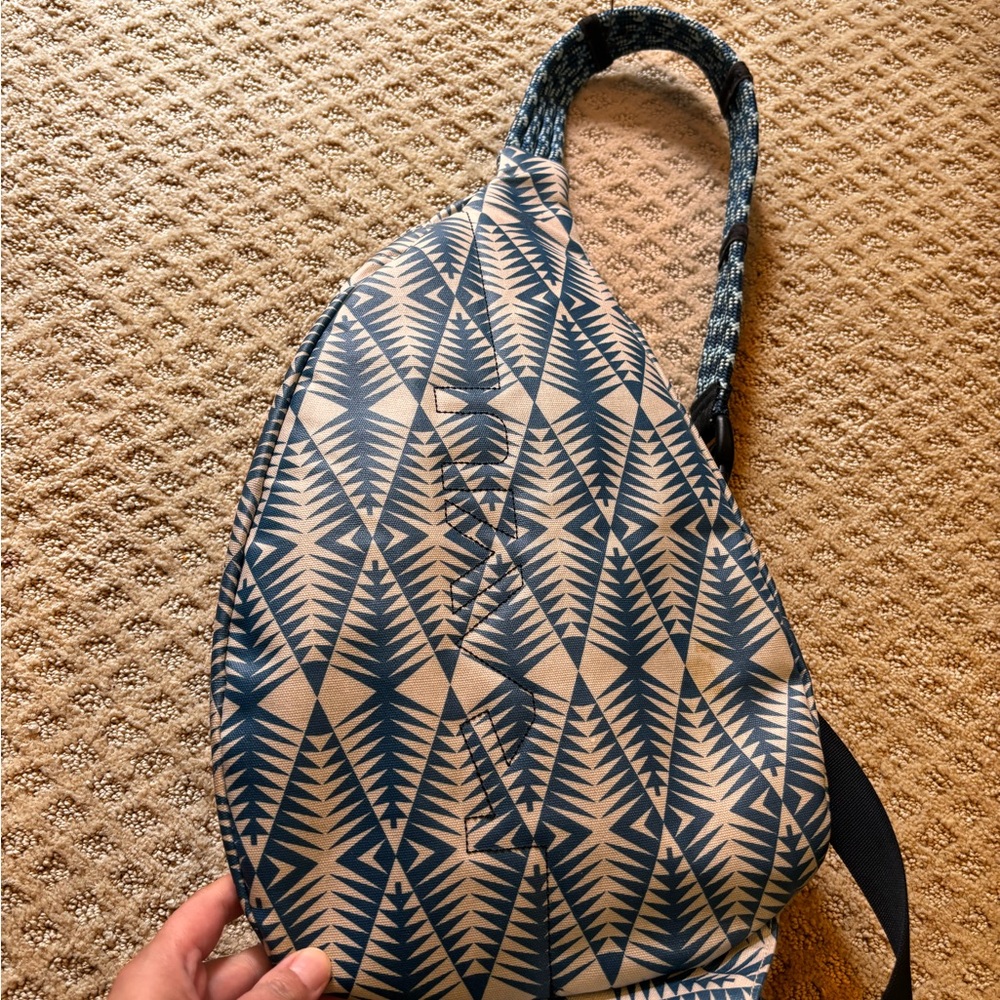 Kavu Black and White Geometric Sling Bag waterproof - Picture 3 of 3